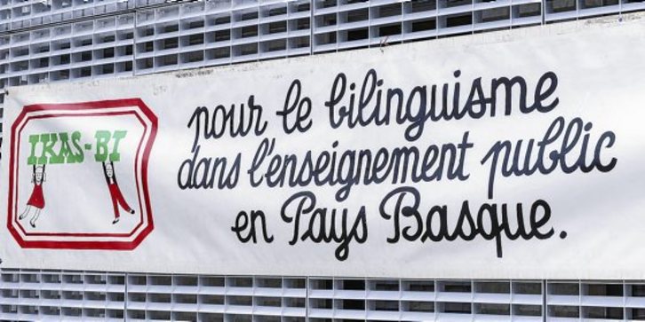 Des campagnes ont régulièrement lieu pour encourager le développement du bilinguisme à l'école. (c) Isabelle MIQUELESTORENA