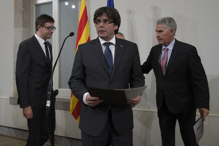 El president de Catalunya, Carles Puigdemont, anoche, tras firmar el decreto de convocatoria del referéndum. (Lluis GENÉ/AFP)