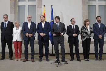 Miembros del Govern, anoche, tras firmar el decreto de convocatoria del referéndum del 1-O. (Lluis GENÉ/AFP)