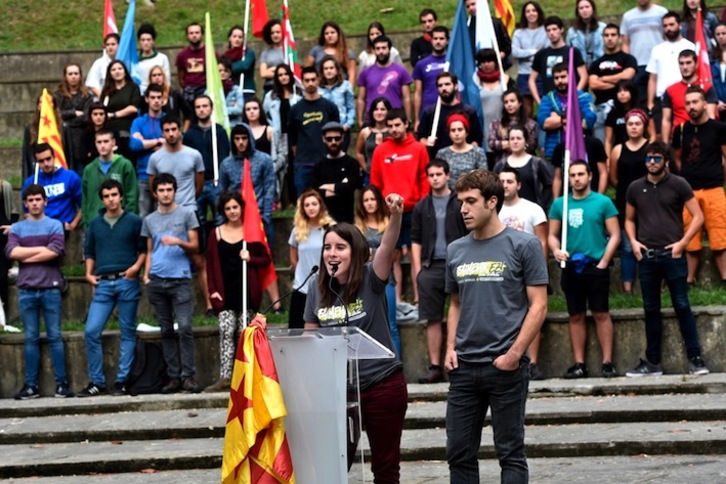 Ernairen agerraldia Arrasaten, Kataluniako erreferendumari babesa adierazteko. (ARGAZKI PRESS)