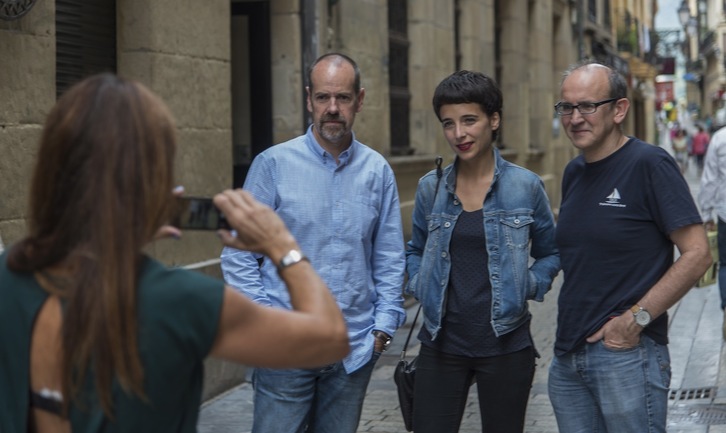 Miren Amuriza, erdian, Joxe Begiristain CAFeko ordezkariarekin eta Xabier Mendiguren Elkar argitaletxeko editorearekin, gaur goizean, sariaren berri eman dutenean. (Andoni CANELLADA / ARGAZKI PRESS)