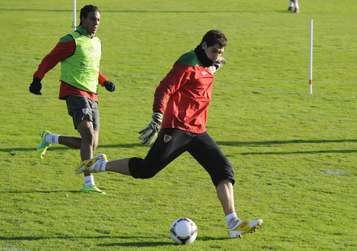 Jonás Ramalho y Gorka Iraizoz en un entrenamiento en 2012. (Monika DEL VALLE / ARGAZKI PRESS)