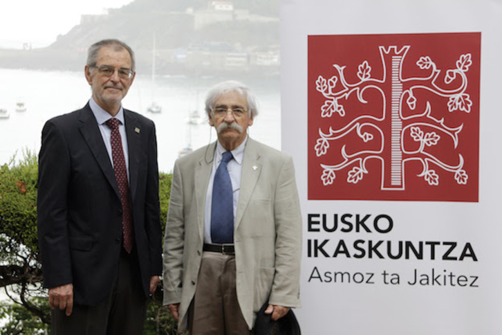 El presidente de Eusko Ikaskuntza, Iñaki Dorronsoro, y el premiado Fermín Leizaola. (Eusko Ikaskuntza)