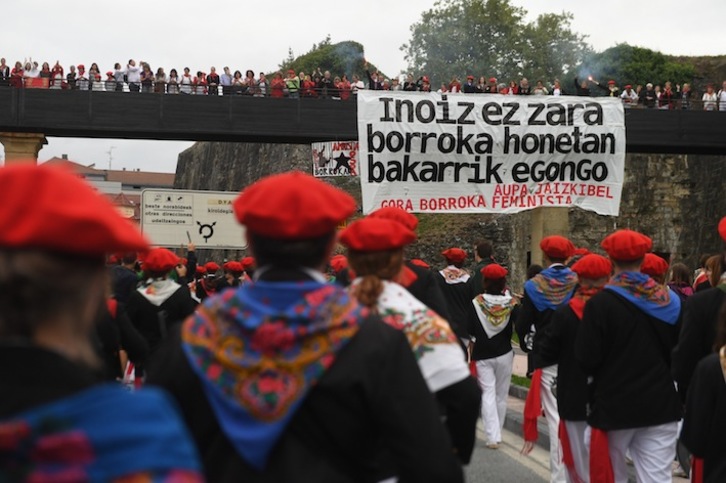 Jaizkibeleko gizon-emakumeek babes handia jaso dute gaur. (Jon URBE/ARGAZKI PRESS)