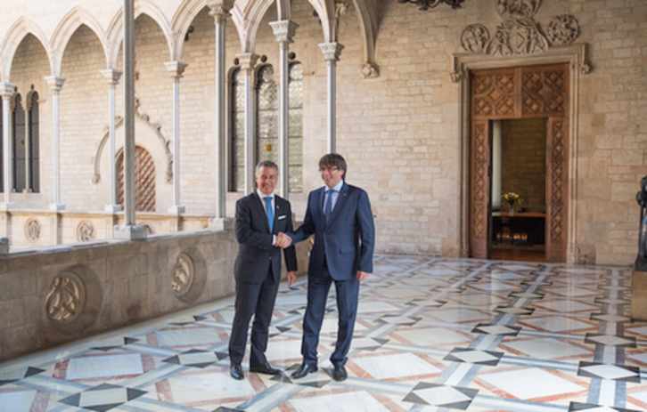 Iñigo Urkullu, con Carles Puigdemont en el Palau de la Generalitat, en una visita realizada en junio.