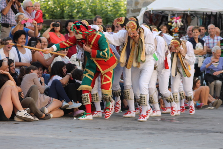 Otsagabiko Muskildako Amaren egunean helduek egiten dute dantzan, baina haurrak ere urtero ateratzen dira herriko jaietan dantza bera eskainiz. Argazkian helduak. (Maite IRIZAR | DANTZAN CC)