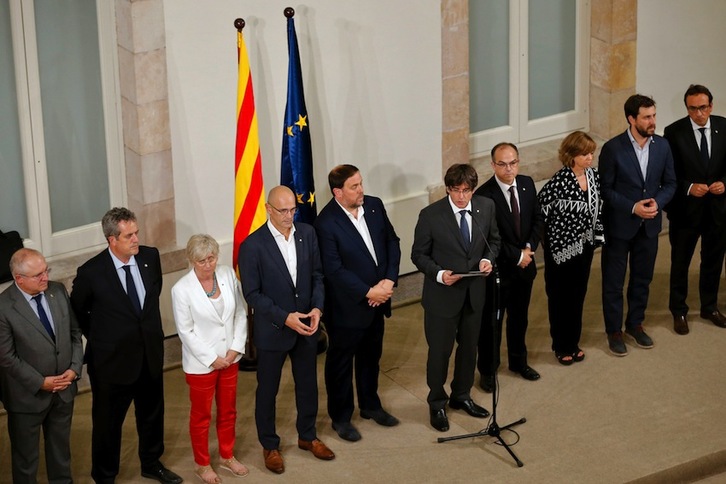 Los miembros del Govern, tras firmar el decreto de convocatoria del referéndum. (Pau BARRENA/AFP)