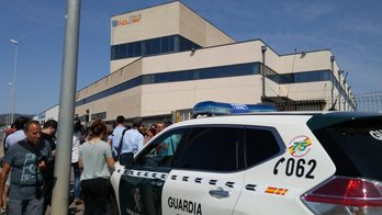 Miembros de la CUP ofrecieron ayer papeletas del Referéndum a los guardias civiles que permanecían frente a la imprenta. (CUP Creixell)