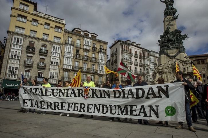 Kataluniari babesa Gasteizko elkarretaratzean. (Jaizki FONTANEDA/AFP)