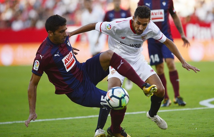 Fran Rico disputa un balón a Navas. (Cristina QUICLER/AFP PHOTO)