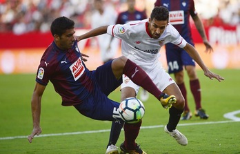 Fran Rico disputa un balón a Navas. (Cristina QUICLER/AFP PHOTO)