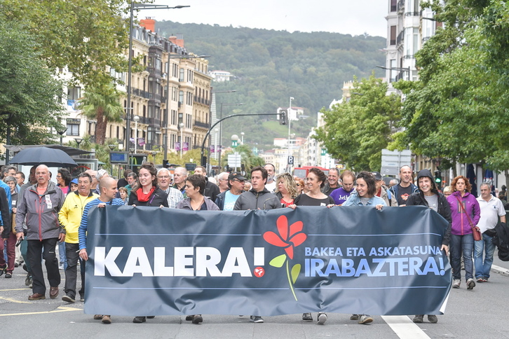 Kalera Kaleraren manifestazioa Bulebarrera iristen. [Idoia ZABALETA / ARGAZKI PRESS]