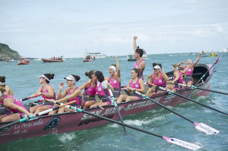 Las remeras de San Juan, tras imponerse en la bandera de la Kontxa. (Juan Carlos RUIZ/ARGAZKI PRESS)