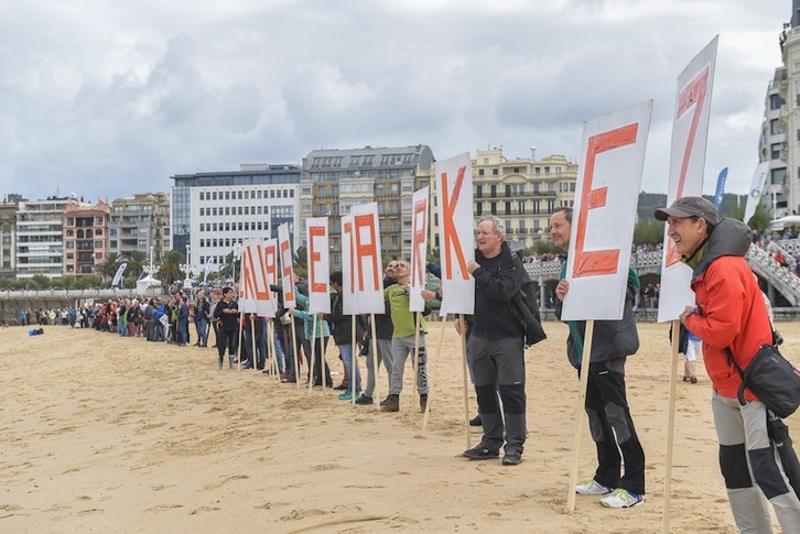 Cadena humana contra la incineradora en la playa de la Kontxa. (Idoia ZABALETA/ARGAZKI PRESS)
