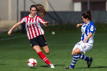 Una jugadora del Athletic se enfrenta a una del Sporting de Huelva, en Lezama. (Aritz LOIOLA/ARGAZKI PRESS)