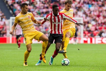 Iñaki Williams se va de dos rivales. (Aritz LOIOLA/ARGAZKI PRESS)