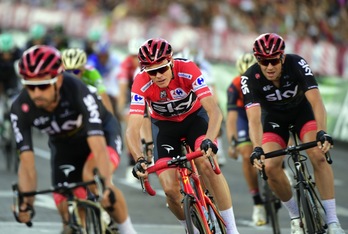 Froome, en Madrid, rodeado de miembros de su equipo, una constante en toda la Vuelta. (José JORDÁN/ARGAZKI PRESS)