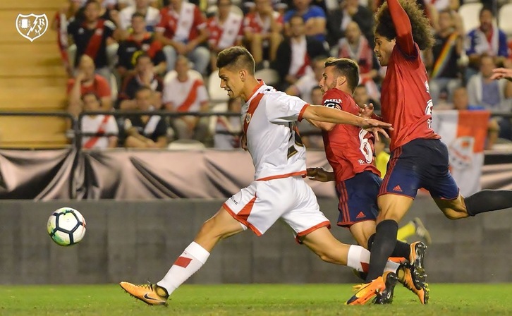 Un jugador del Rayo intenta escaparse de los osasunistas. (@RVMoficial)