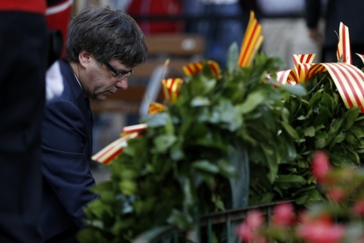 El president, Carles Puigdemont, en la ofrenda floral. (Pau BARRENA/AFP)