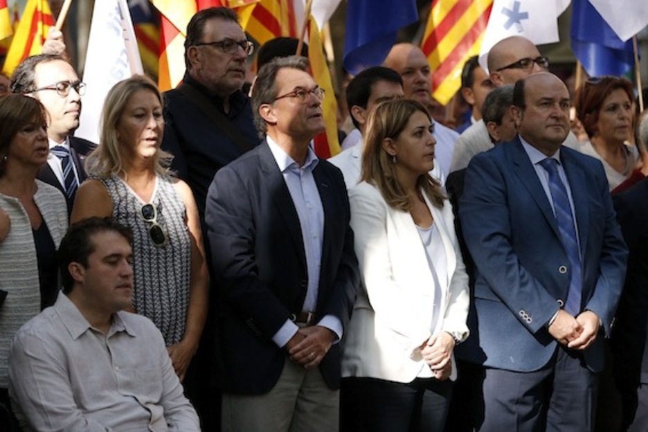 El expresident Artur Mas, junto a Andoni Ortuzar y otros, en la ofrenda floral ante el monumento a Casanova. (Pau BARRENA/AFP)