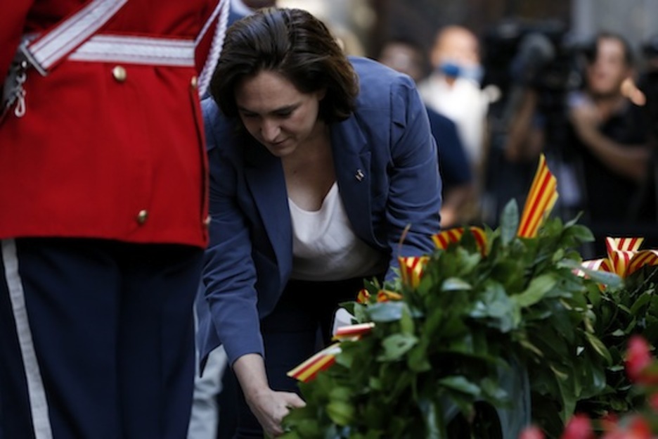 La alcaldesa de Barcelona deposita flores en el monumento a Rafael Casanova. (Pau BARRENA/AFP)