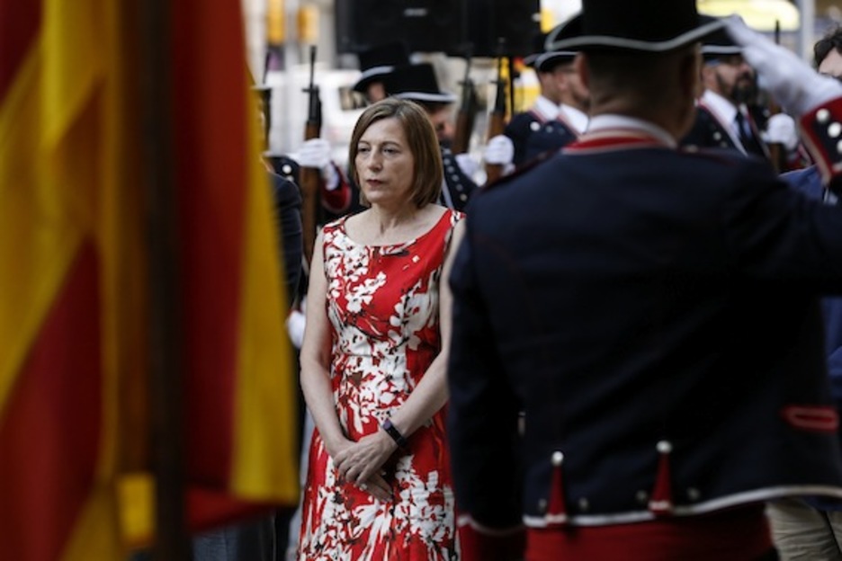 Carme Forcadell, presidenta del Parlament, en la ofrenda floral que ha abierto los actos de la Diada. (Pau BARRENA/AFP)