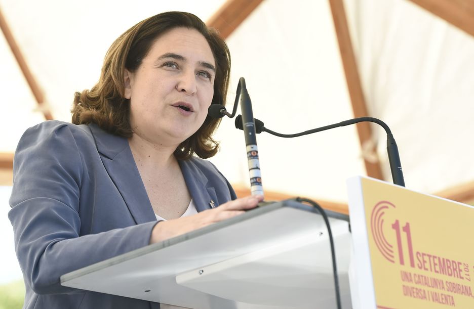 La alcaldesa de Barcelona, Ada Colau, en el acto de los «comuns» en Santa Coloma de Gramenet. (Josep LAGO/AFP)