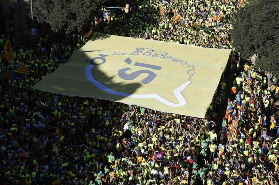 La pancarta con el «sí» en varios idiomas. (Josep LAGO/AFP)