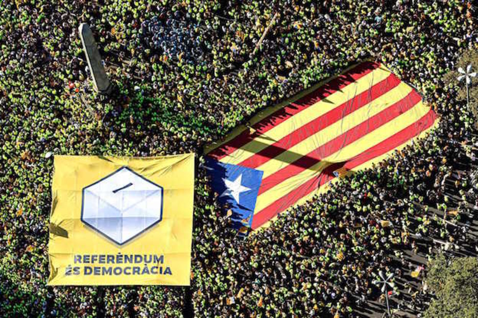 Una urna y una bandera estelada en esta vista aérea de la Diada. (ROSER VILALLONGA / AFP)