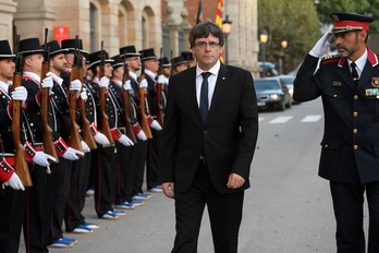 Carles Puigdemont y Josep Lluís Trapero pasan revista a los Mossos d'Esquadra el pasado domingo. (Lluís GENÉ/AFP PHOTO)