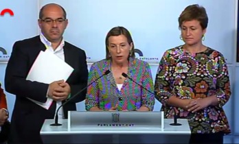 Miembros de la Mesa del Parlament, con Forcadell en medio, esta mañana. (PARLAMENT)