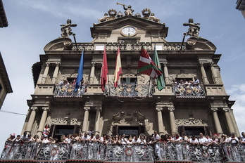 Banderas en el Ayuntamiento de Iruñea el pasado 6 de julio. (Jagoba MANTEROLA / ARGAZKI PRESS)