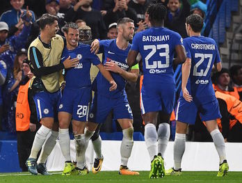 Azpilicueta es felicitado por sus compañeros del Chelsea tras su gol frente al Qarabag. (BEN STANSALL / AFP)