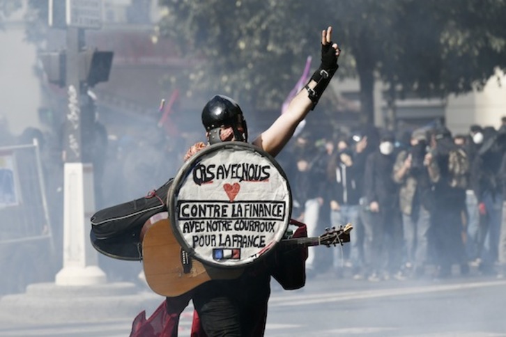 Un manifestante, ayer en París. (Philippe LOPEZ/AFP)