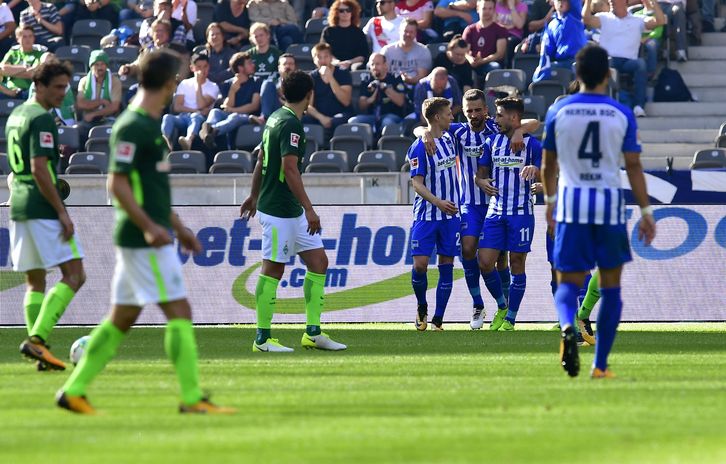 Jugadores del Hertha celebran un gol ante el Werder Bremen en la última jornada de la Bundesliga. (TOBIAS SCHWARZ / AFP)