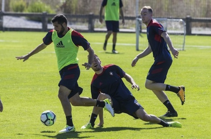 Entrenamiento de los rojillos esta mañana en Taxoare. (OSASUNA)