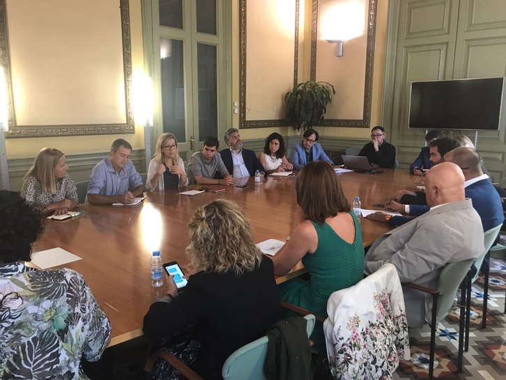 Reunión de asociaciones municipales catalanas tras la citación de la Fiscalía. (@AMI__cat)