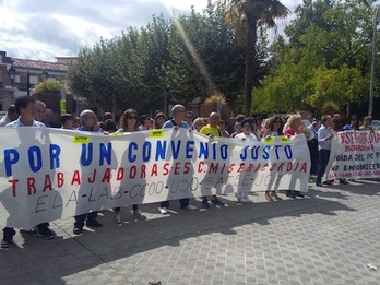 Trabajadores de la Casa de Misericordia vienen realizando diferentes movilizaciones para pedir un convenio justo. (LAB)