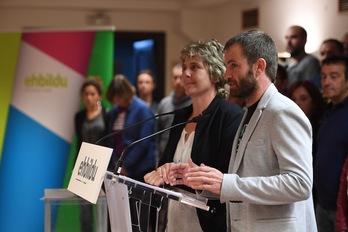 Ana Carrere y Koldo Leoz han hablado en nombre de los alcaldes de EH Bildu. (Jon URBE/ARGAZKI PRESS)