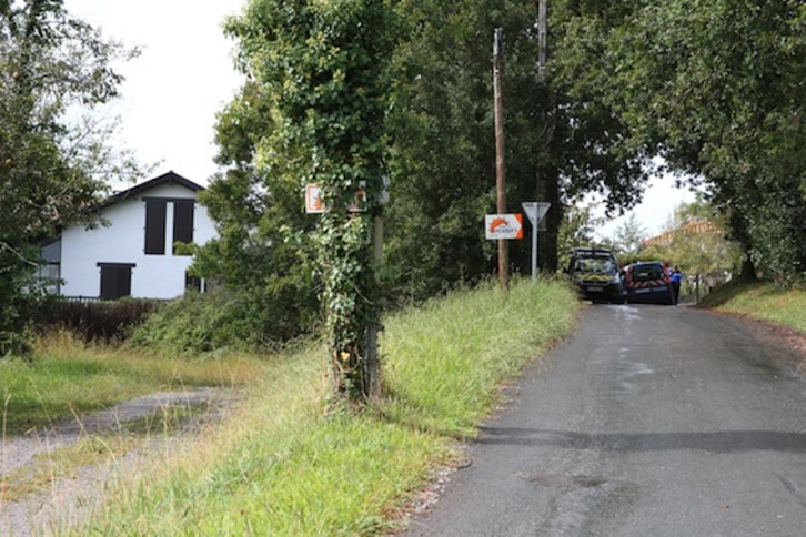 Eskuak eta hankak lotuta aurkitu zuten emakumearen gorpua. (Aurore LUCAS)