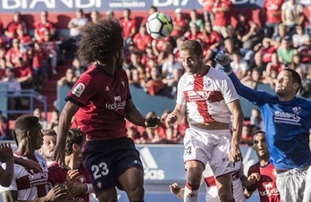 Aridane se está destacando en la zaga rojilla. (Jagoba MANTEROLA/ARGAZKI PRESS)