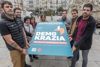 Gure Esku Dago ha elegido Gasteiz para hacer un último llamamiento a la manifestación del sábado en Bilbo. (Juanan RUIZ/ARGAZKI PRESS)