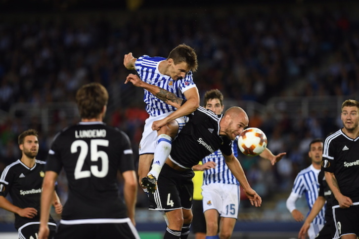 El bigoleador Llorente se eleva sobre la defensa noruega. (Jon URBE / ARGAZKI PRESS)