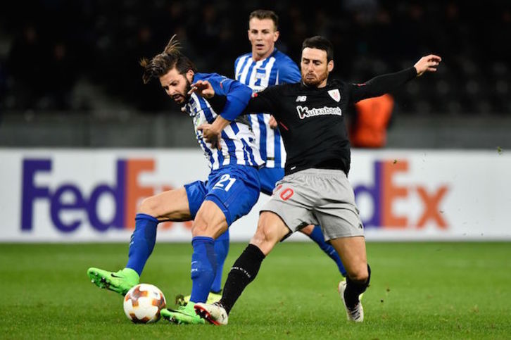 Aduriz pugna por el balón con un jugador alemán. (John MACDOUGALL / ARGAZKI PRESS)