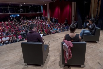 La sala del centro Aldabe se ha llenado para escuchar a Anna Gabriel. (Juanan RUIZ/ARGAZKI PRESS)