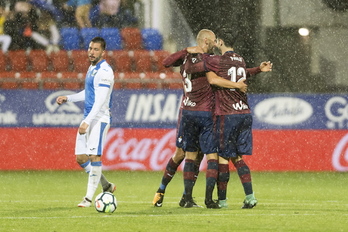 Alegría armera tras el único gol del partido. (Juanan RUIZ / ARGAZKI PRESS)