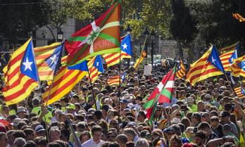 Diada eguneko argazkia, estelada eta ikurrinak nahasian. (Andoni CANELLADA/ARGAZKI PRESS)