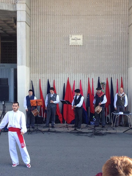 El homenaje a Eladio Zilbeti ha concluido con un aurresku. (NAIZ.EUS)