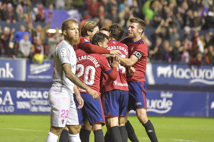 Los rojillos celebran uno de sus goles. (Idoia ZABALETA / ARGAZKI PRESS)