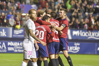 Los rojillos celebran uno de sus goles. (Idoia ZABALETA / ARGAZKI PRESS)
